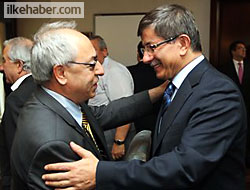 Davutoğlu: Kürdistan bayrakları inmeli!