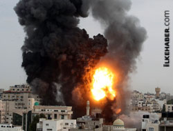 İsrail Hamas hükümet binasına saldırdı
