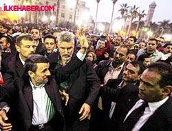 Ahmedinejad’a da ayakkabı atıldı