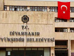 Diyarbakır Belediyesi'ne dev Türk bayrağı