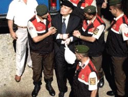 Üzmez duruşmaya elleri kelepçeli geldi