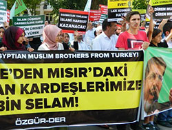 İstanbul'da Mursi'ye destek eylemi