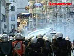 Taksim'de toplananlara polis müdahale etti