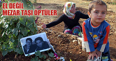 El değil mezar taşı öptüler!