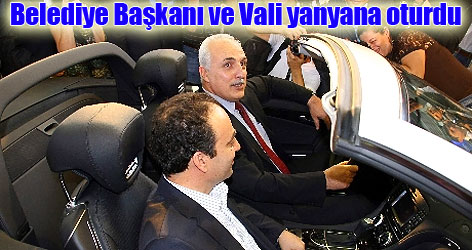 Belediye Başkanı ve Vali yanyana oturdu