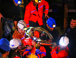 Maden ocağında 350 işçi kurtarılmayı bekliyor