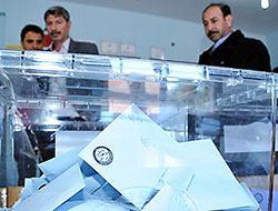 Seçmenler 10 merkezde sandık başında