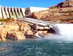 Siirt'te baraj taştı: Onlarca insan suya kapıldı