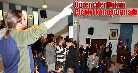 Öğrenciler Bakan Çiçek’i konuşturmadı