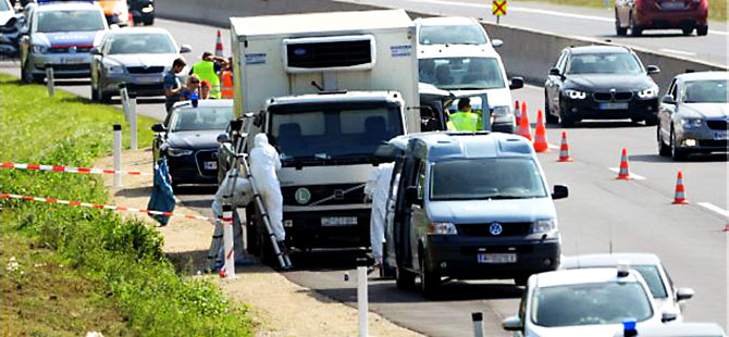 Kamyonet kasasında 70'ten fazla ceset bulundu