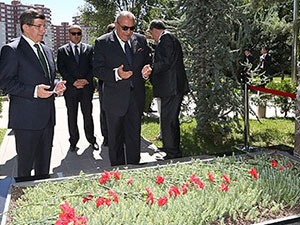 Davutoğlu’ndan Alparslan Türkeş’in mezarına ziyaret