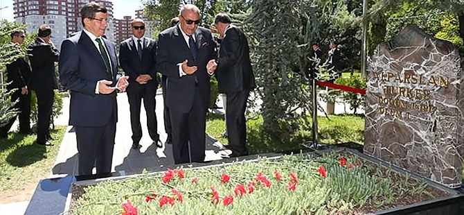 Davutoğlu’ndan Alparslan Türkeş’in mezarına ziyaret