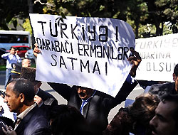 Azeriler, Gül ve Erdoğan'ın fotoğraflarını yaktı