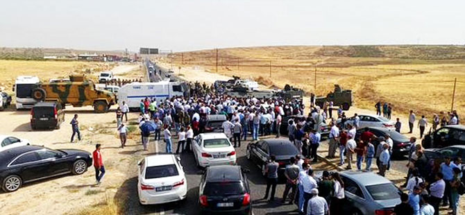 Cizre’ye giden Demirtaş ve HDP’li vekillerin yolu Midyat çıkışında kesildi
