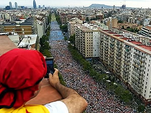 Katalonya’da yüz binlerce insan, bağımsızlık için yürüdü