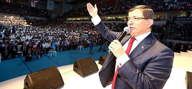 AK Parti’de Davutoğlu yeniden Genel Başkan