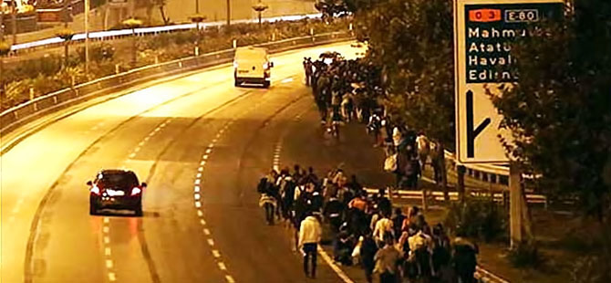 Avrupa’ya geçmek isteyen sığınmacılar TEM’de yürüyüşe geçti