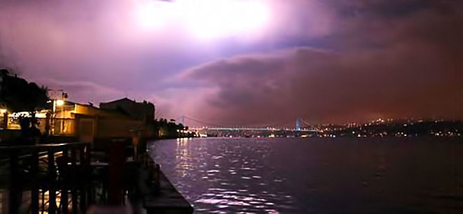 İstanbul'u şimşekler aydınlattı