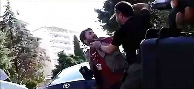 Özel harekat polisi Silvan'da muhabirin kafasına silah dayadı