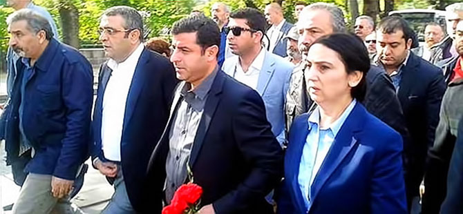 Patlama noktasına karanfil bırakılmasına polis engeli