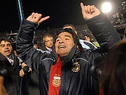 Maradona'nın Arjantin'i finallerde!
