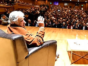 Mujica'yı İzmir'de binler dinledi