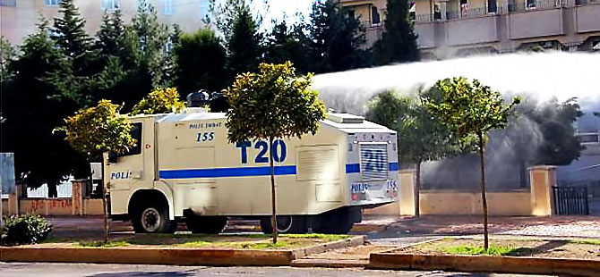 Silvan’da sokağa çıkma yasağını protesto edenlere su ve gaz