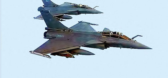 Fransa IŞİD'in kalesi Rakka'yı vurdu