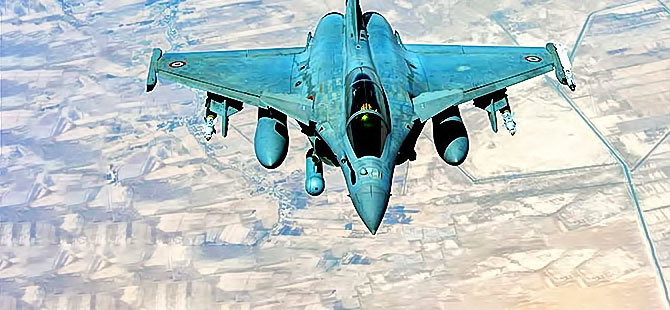 Fransa Rakka'yı yine bombaladı