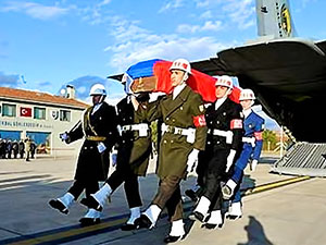 Rus pilot askeri törenle gönderildi