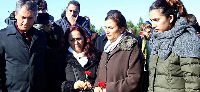 Rakel Dink ve Türkan Elçi kol kola