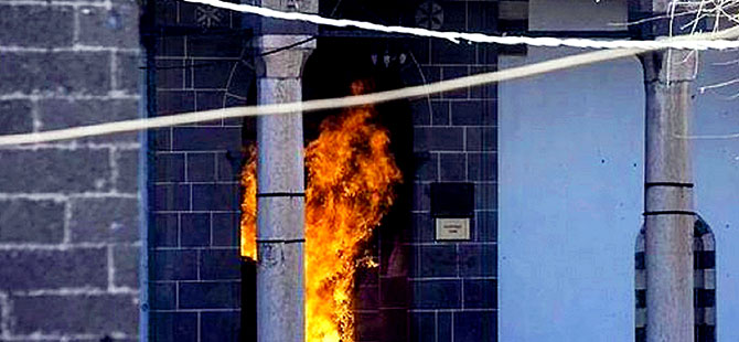 Diyarbakır'da 500 yıllık cami'yi yaktılar!