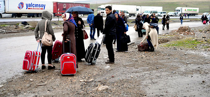 Öğretmenler akın akın Cizre ve Silopi'yi terk ediyor