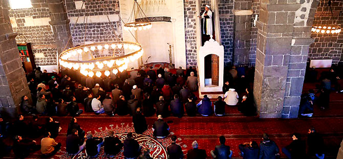 Diyarbakır'da silah sesleri altında Cuma namazı