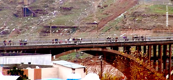 Bir kısım Halk Beyaz bayraklarla Cizre'yi terk ediyor