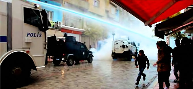 Nusayabin'de cenazeye TOMA'dan su sıkıldı, tabut yere düştü