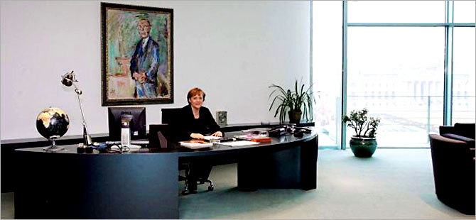 Merkel'in ofisi şüpheli paket nedeniyle boşaltıldı