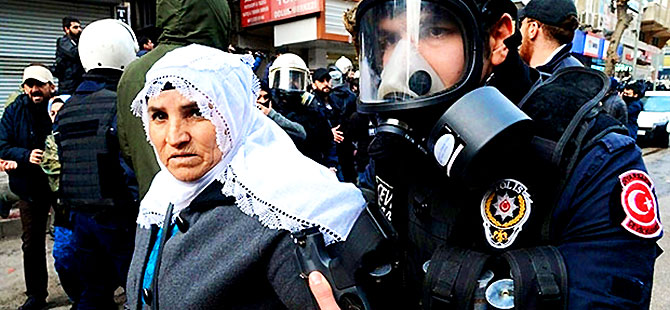 Diyarbakır'da Sur'a yürümek isteyen gruba polis müdahalesi