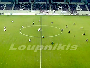 Yunanistan’da futbolcular sığınmacılar için oturdu