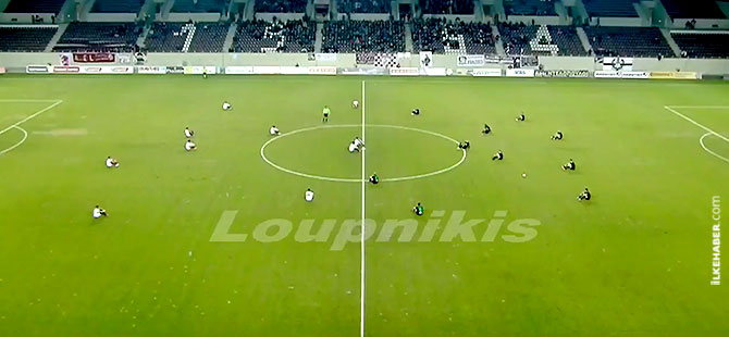 Yunanistan’da futbolcular sığınmacılar için oturdu