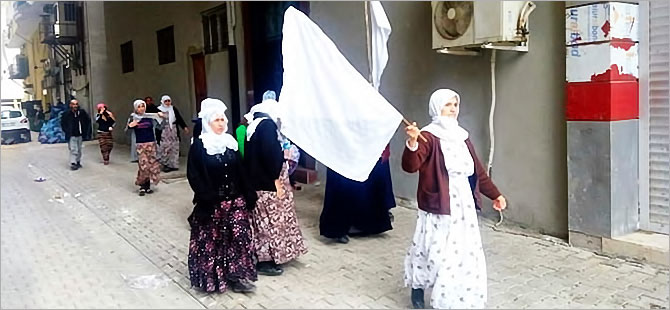 Cizre’de yaralıları almak isteyen 11 kadın gözaltına alındı