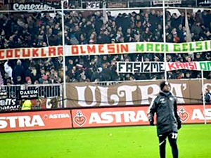 St. Pauli tribünlerinden Amedspor'a destek
