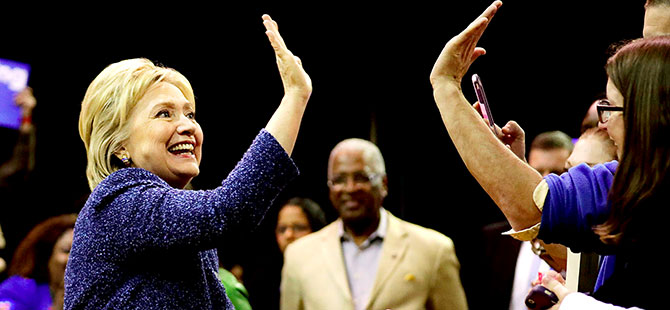 Clinton, Sanders’ı bir kez daha geçti