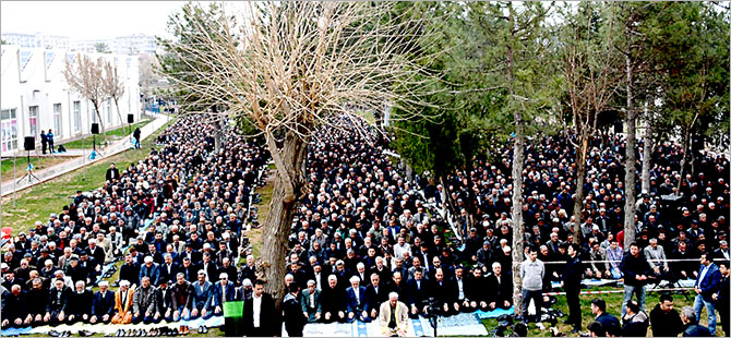 Sivil cuma namazında barış çağrısı