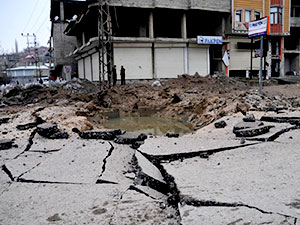 Yüksekova’da zırhlı polis aracına bombalı saldırı