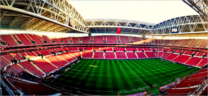 Galatasaray-Fenerbahçe maçı ‘güvenlik’ nedeniyle ertelendi