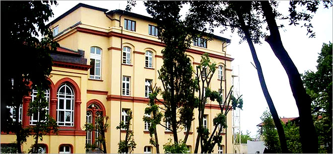 Alman okulları bugün de kapalı