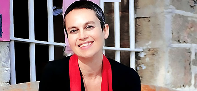 Akademisyen Esra Mungan tek kişilik koğuşa konuldu