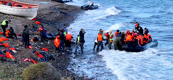 Ege'de mültecileri taşıyan tekne battı: 5 kişi öldü