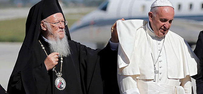 Papa, mültecilere destek için Midilli'de